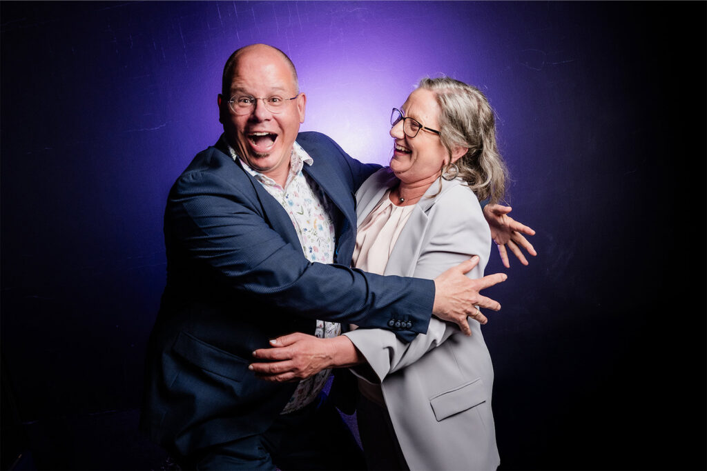 Brauteltern freuen sich ueber die hochzeit ihrer braut