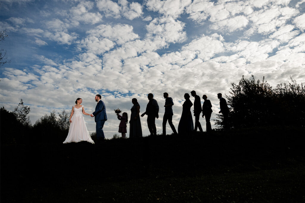 hochzeitsgäste gehen spazieren