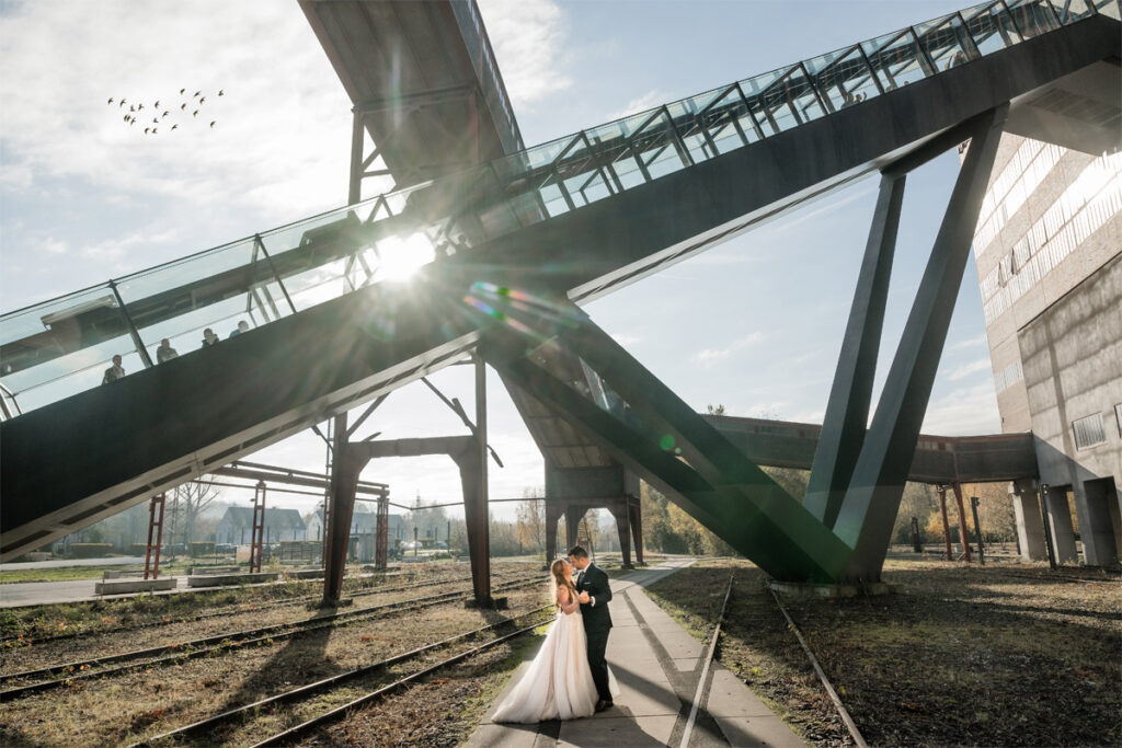 Hochzeitspaar während einer emotionalen freien Trauung auf Zeche Zollverein im Ruhrgebiet