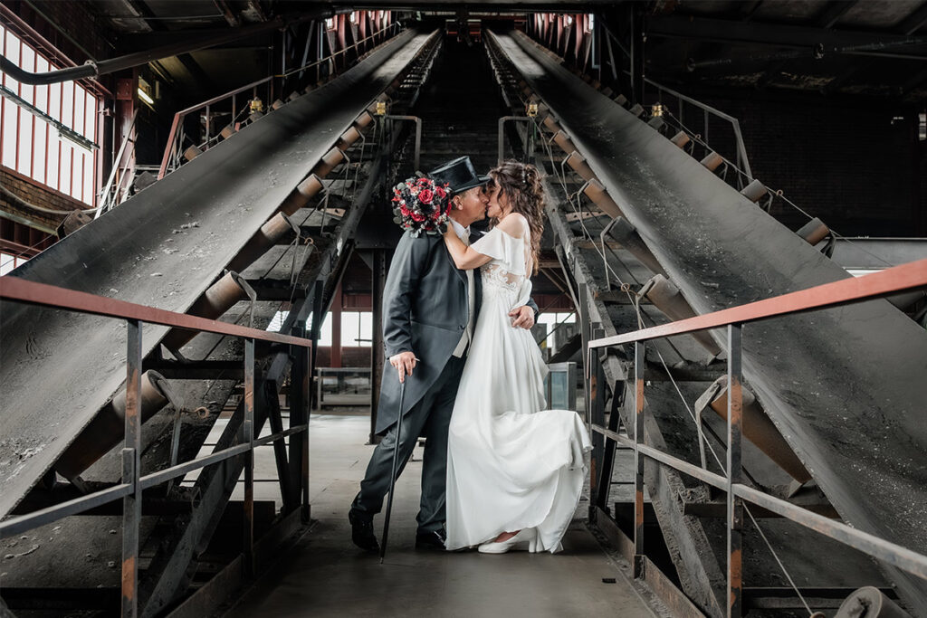 Brautpaar während einer emotionalen freien Trauung auf Zeche Zollverein im Ruhrgebiet