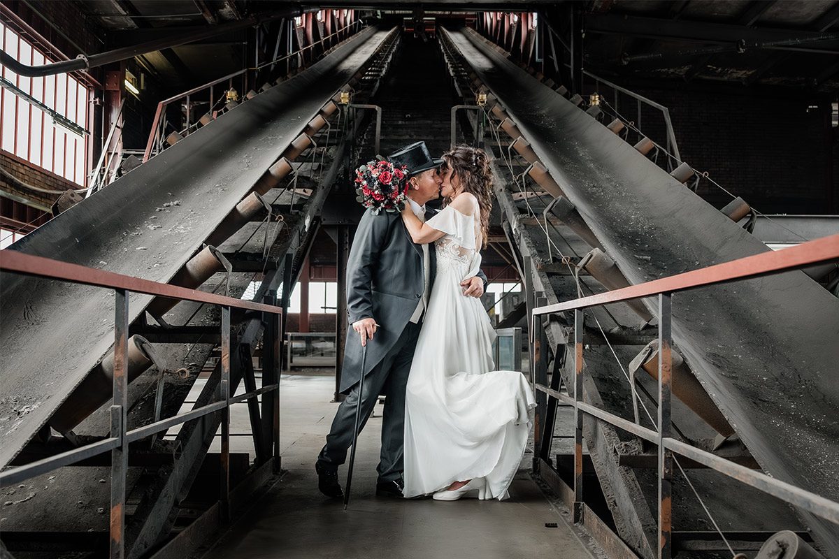 Brautpaar während einer emotionalen freien Trauung auf Zeche Zollverein im Ruhrgebiet