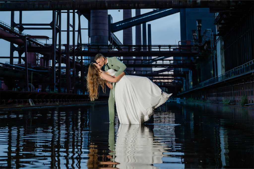 Emotionale freie Trauung auf Zeche Zollverein, bei der das Brautpaar sich tief berührt ansieht