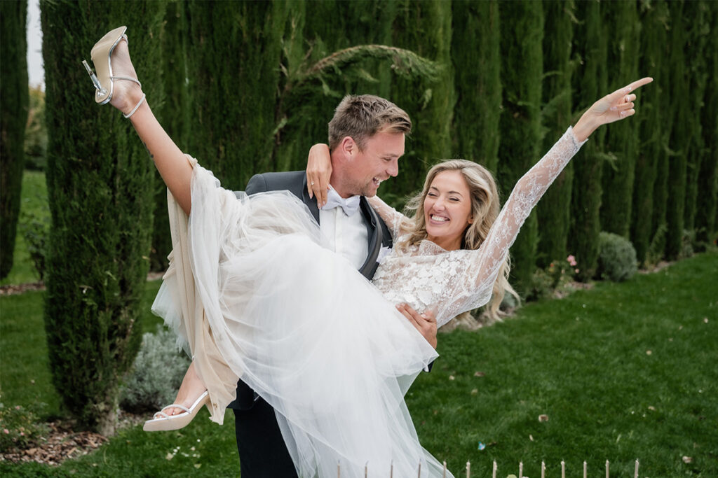 Elegantes Brautpaar bei einer Luxury Wedding mit exklusiver Dekoration und stilvollem Ambiente