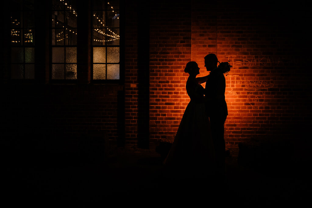 Emotionaler Moment während einer freien Trauung auf dem Gelände der Zeche Zollverein in Essen