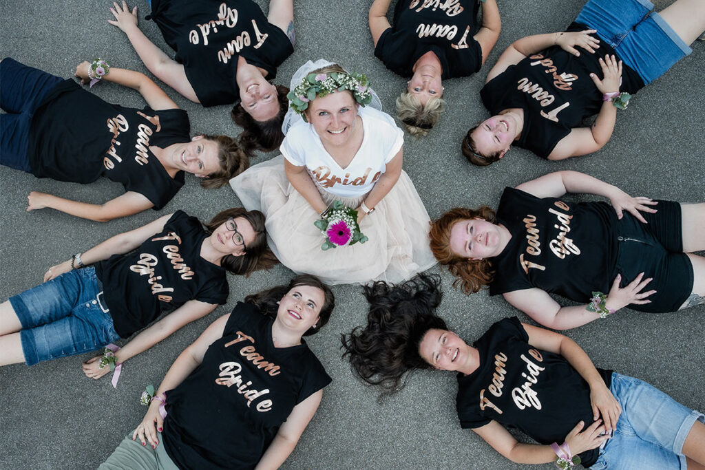 Junggesellenabschied in Düsseldorf mit einer gut gelaunten Mädelsgruppe in der Innenstadt