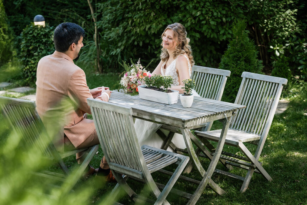 Brautpaarshooting im Garten des Romantik Hotel Neuhaus Iserlohn, Bräutigam hebt lachende Braut hoch, Hochzeitsfotografie Andreas Zabel