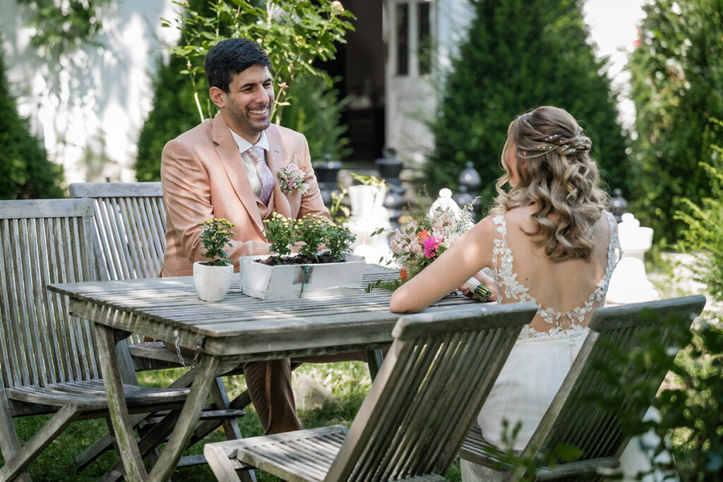 Brautpaarshooting im Garten des Romantik Hotel Neuhaus Iserlohn, Bräutigam hebt lachende Braut hoch, Hochzeitsfotografie Andreas Zabel