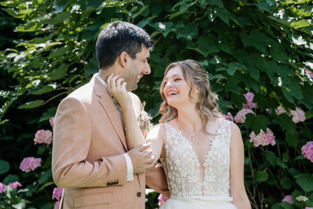 Brautpaarshooting im Garten des Romantik Hotel Neuhaus Iserlohn, Bräutigam hebt lachende Braut hoch, Hochzeitsfotografie Andreas Zabel