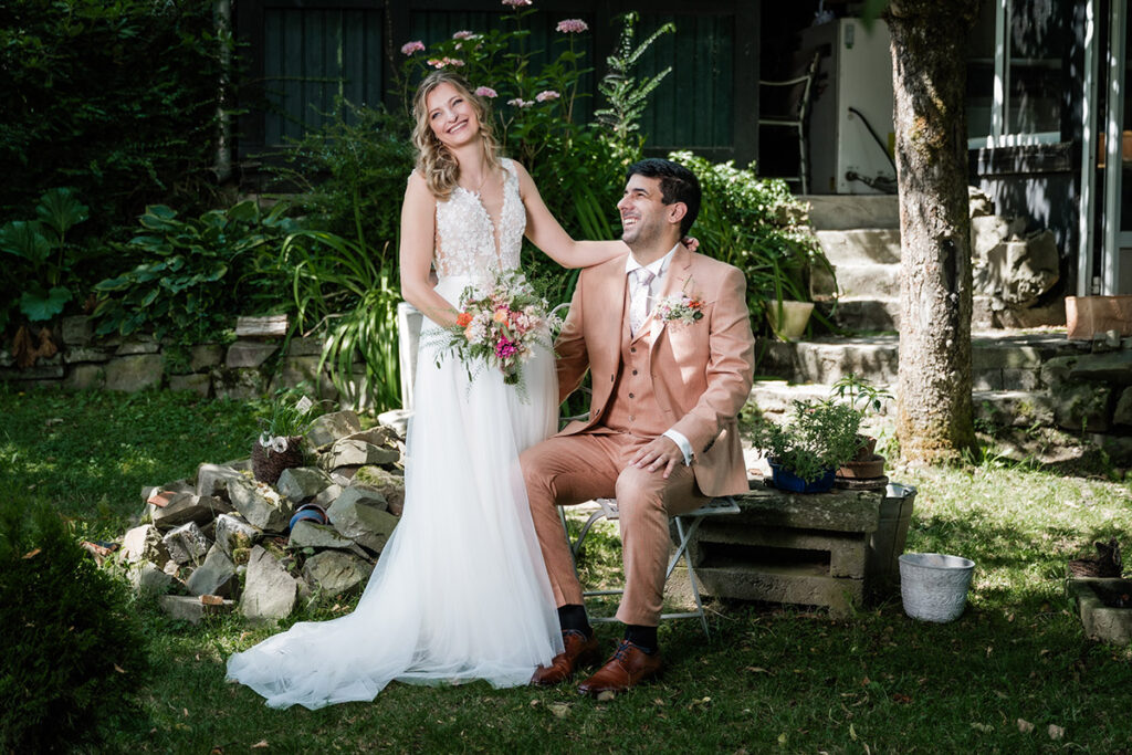 Brautpaarshooting im Garten des Romantik Hotel Neuhaus Iserlohn, Bräutigam hebt lachende Braut hoch, Hochzeitsfotografie Andreas Zabel