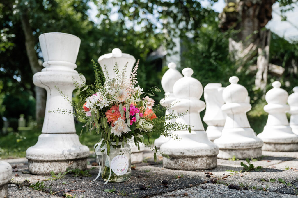 Brautpaarshooting im Garten des Romantik Hotel Neuhaus Iserlohn, Bräutigam hebt lachende Braut hoch, Hochzeitsfotografie Andreas Zabel