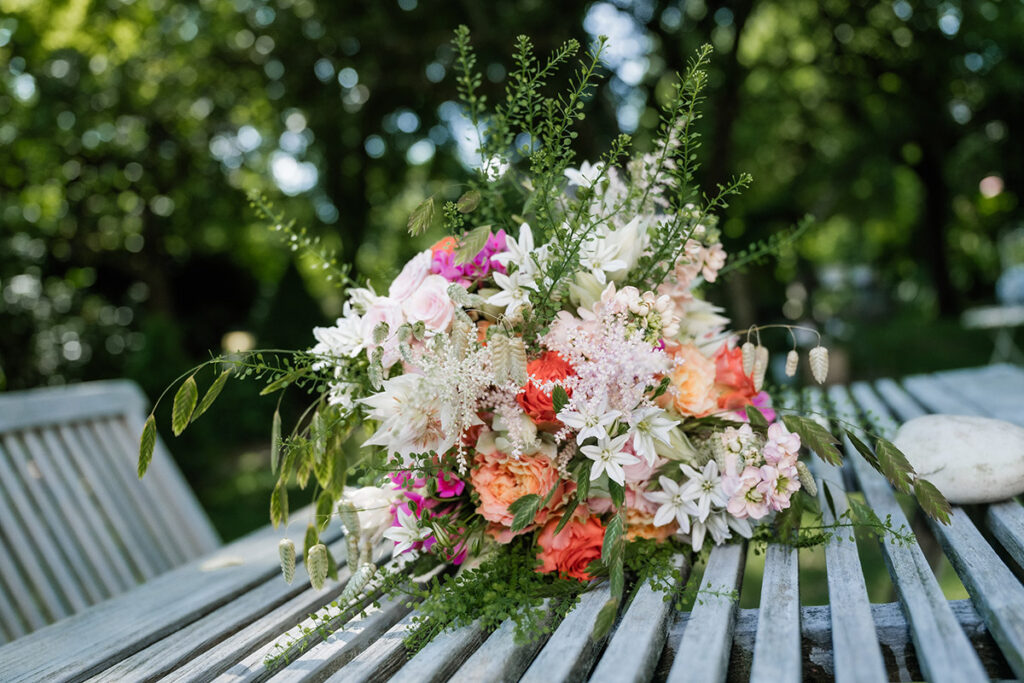 Brautpaarshooting im Garten des Romantik Hotel Neuhaus Iserlohn, Bräutigam hebt lachende Braut hoch, Hochzeitsfotografie Andreas Zabel