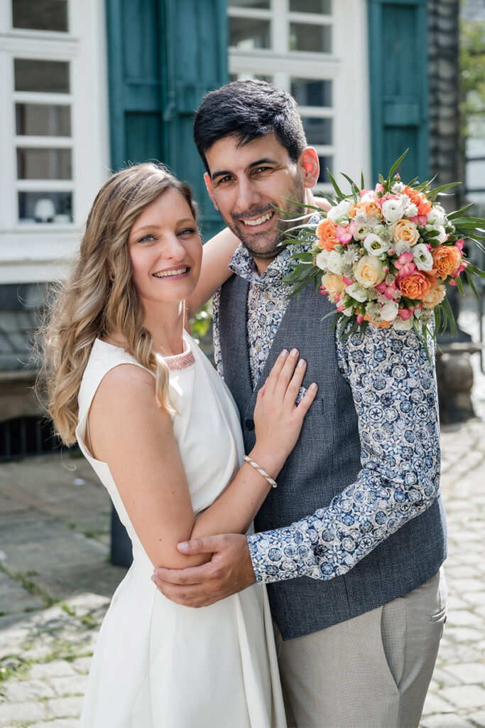 glückliches Brautpaar im romantikhotel neuhaus