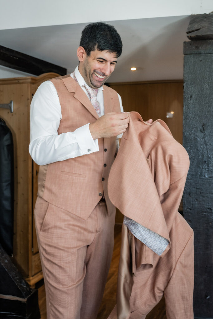 Getting Ready des Bräutigams im Romantik Hotel Neuhaus in Iserlohn, professionelle Hochzeitsfotografie von Andreas Zabel