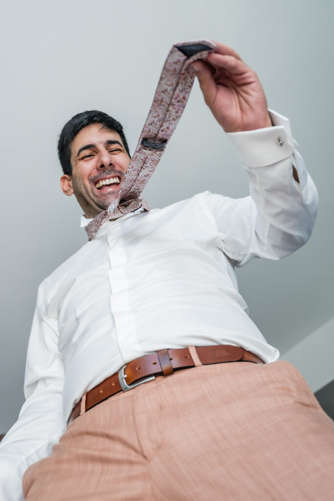 Getting Ready des Bräutigams im Romantik Hotel Neuhaus in Iserlohn, professionelle Hochzeitsfotografie von Andreas Zabel