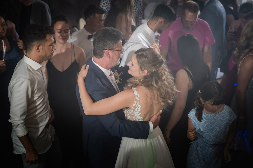 Vater und Braut tanzen auf der Tanzfläche während der Hochzeitsfeier im Romantik Hotel Neuhaus Iserlohn, Hochzeitsfotografie Andreas Zabel
