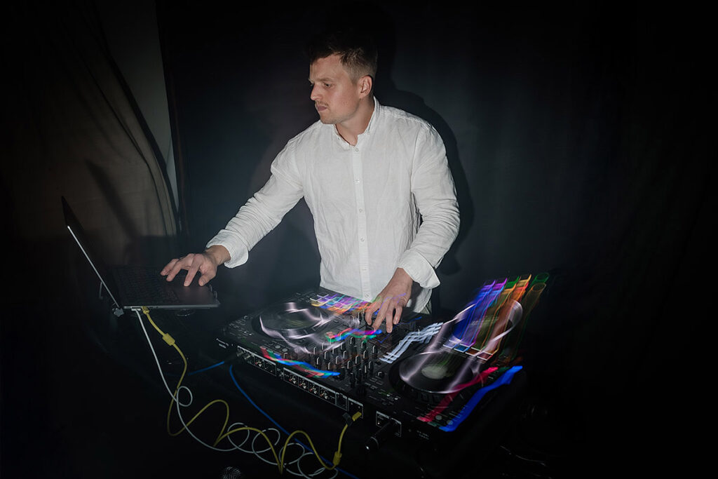 DJ auf der Tanzfläche während der Hochzeitsfeier im Romantik Hotel Neuhaus Iserlohn, Hochzeitsfotografie Andreas Zabel