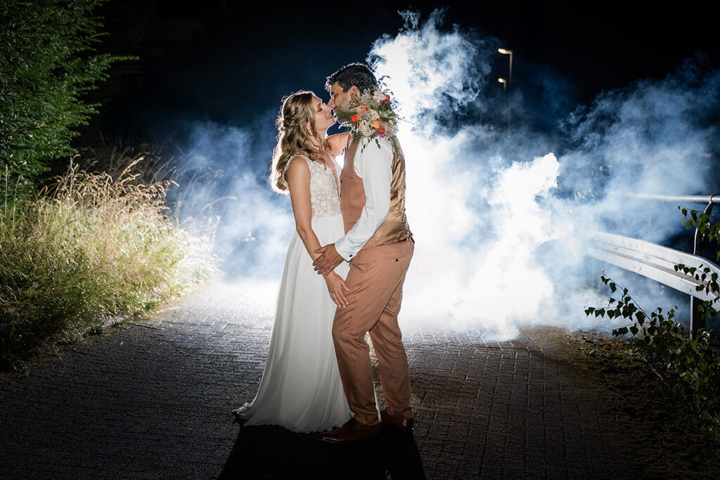 Brautpaarshooting im Garten des Romantik Hotel Neuhaus Iserlohn: Bräutigam hebt die lachende Braut hoch, Hochzeitsfotografie Andreas Zabel