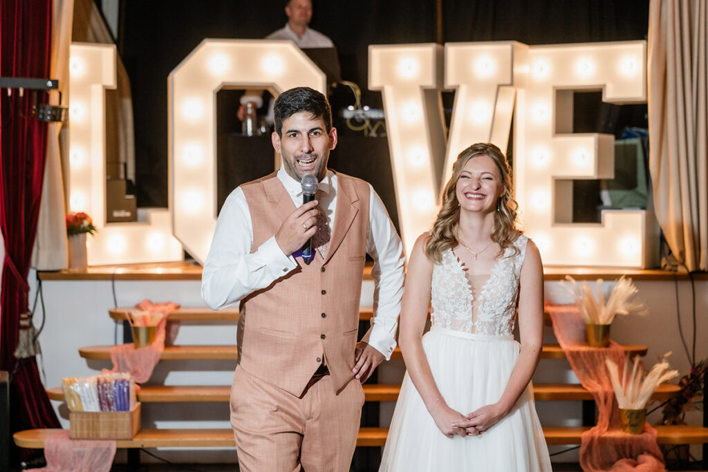 Gäste während der Hochzeitsfeier im Romantik Hotel Neuhaus Iserlohn, Hochzeitsfotografie Andreas Zabel