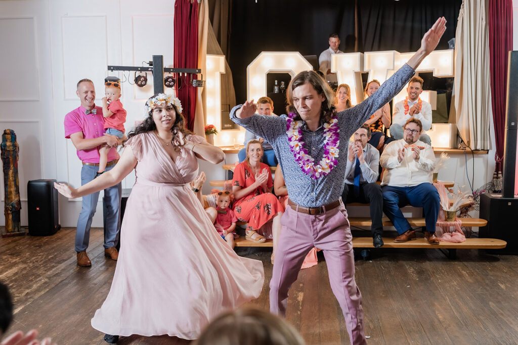 Gäste während der Hochzeitsfeier im Romantik Hotel Neuhaus Iserlohn, Hochzeitsfotografie Andreas Zabel