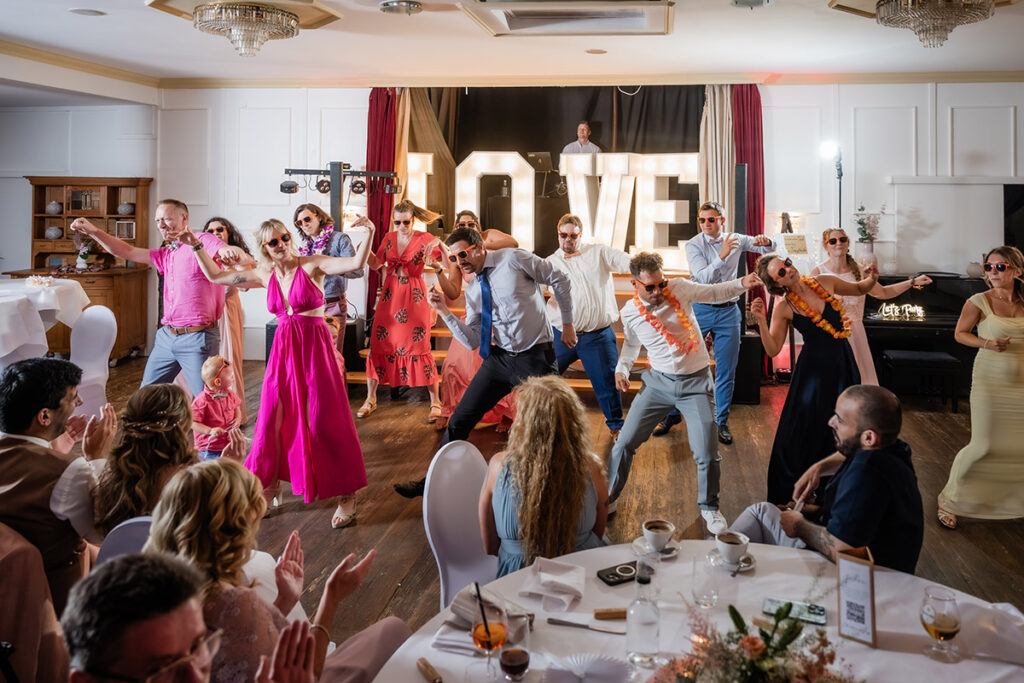 Gäste während der Hochzeitsfeier im Romantik Hotel Neuhaus Iserlohn, Hochzeitsfotografie Andreas Zabel