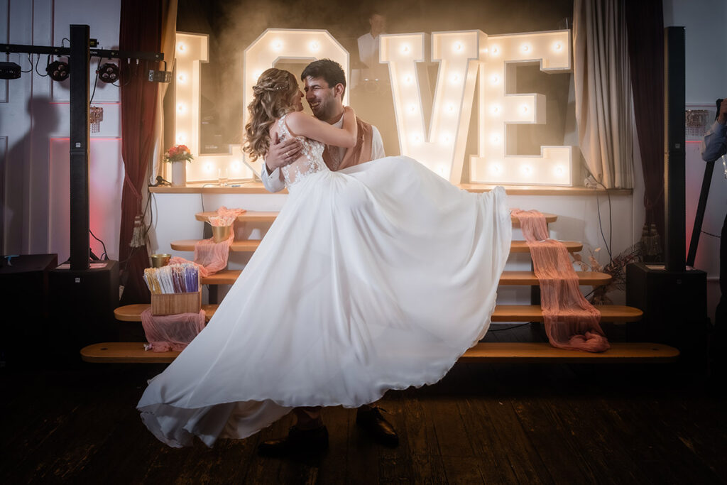 Brautpaar tanzen auf der Tanzfläche während der Hochzeitsfeier im Romantik Hotel Neuhaus Iserlohn, Hochzeitsfotografie Andreas Zabel