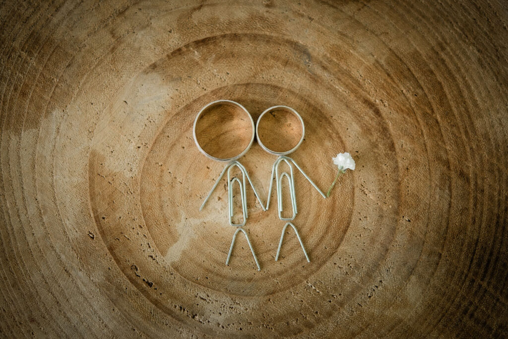 kreative hochzeitsfotografie mit Eheringen und Brautstrauss