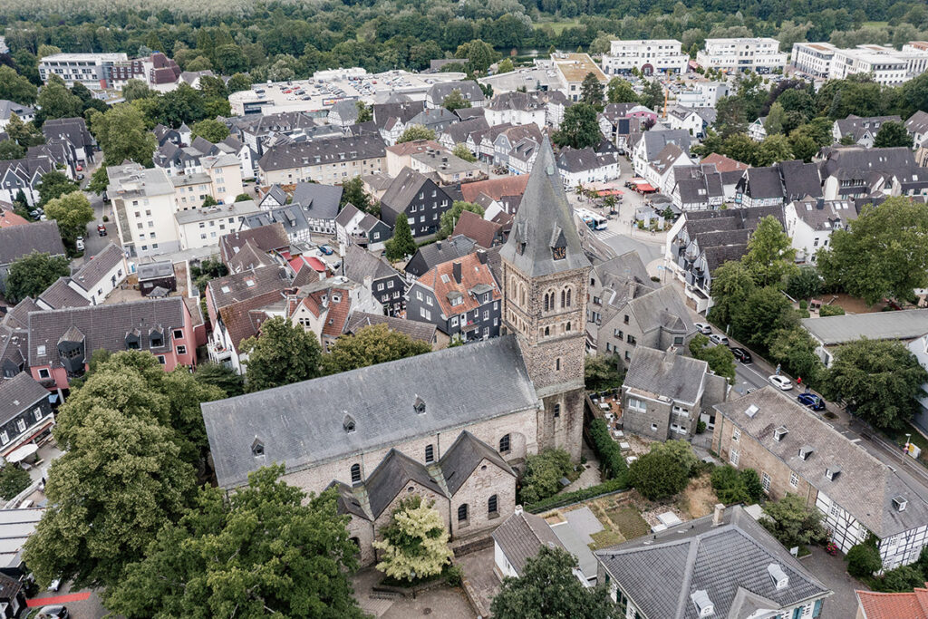Emotionale kirchliche Trauung von Christina und Joey in der St. Elisabeth Kirche Herdecke, festgehalten vom Hochzeitsfotografen Andreas Zabel