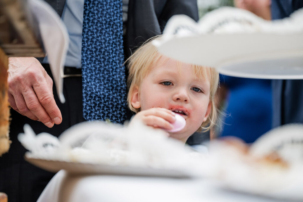 Kind nascht an der Hochzeitstorte