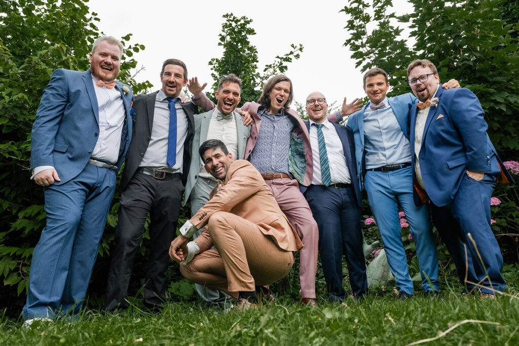 Brautpaarshooting im Garten des Romantik Hotel Neuhaus Iserlohn, Bräutigam hebt lachende Braut hoch, Hochzeitsfotografie Andreas Zabel