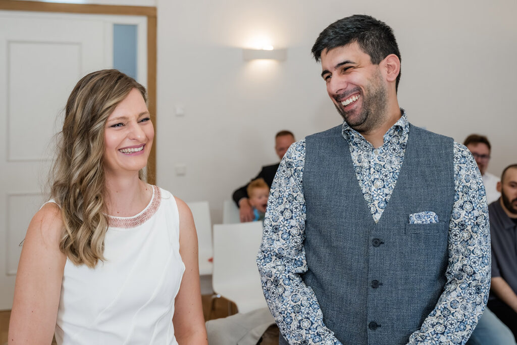 Brautpaar nach dem Ja-Wort im Standesamt Herdecke während die Gäste applaudieren, Hochzeitsfotografie von Andreas Zabel