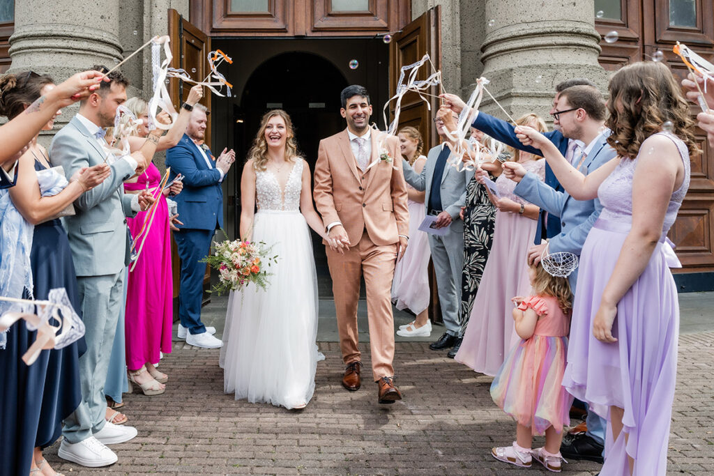 Emotionale kirchliche Trauung von Christina und Joey in der St. Elisabeth Kirche Herdecke, festgehalten vom Hochzeitsfotografen Andreas Zabel