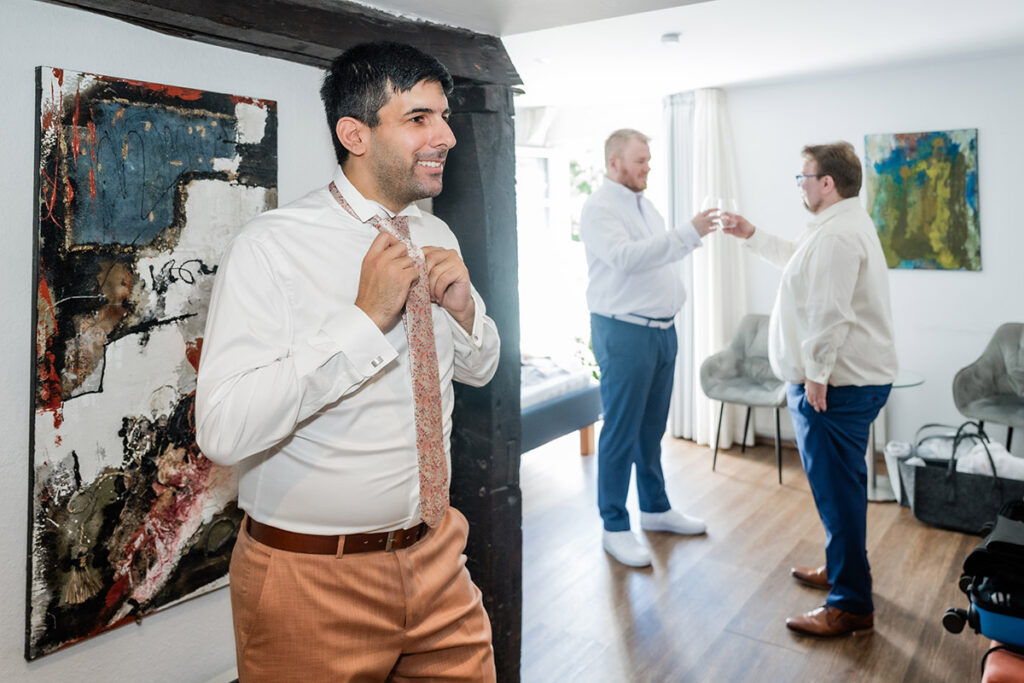 Getting Ready des Bräutigams im Romantik Hotel Neuhaus in Iserlohn, professionelle Hochzeitsfotografie von Andreas Zabel