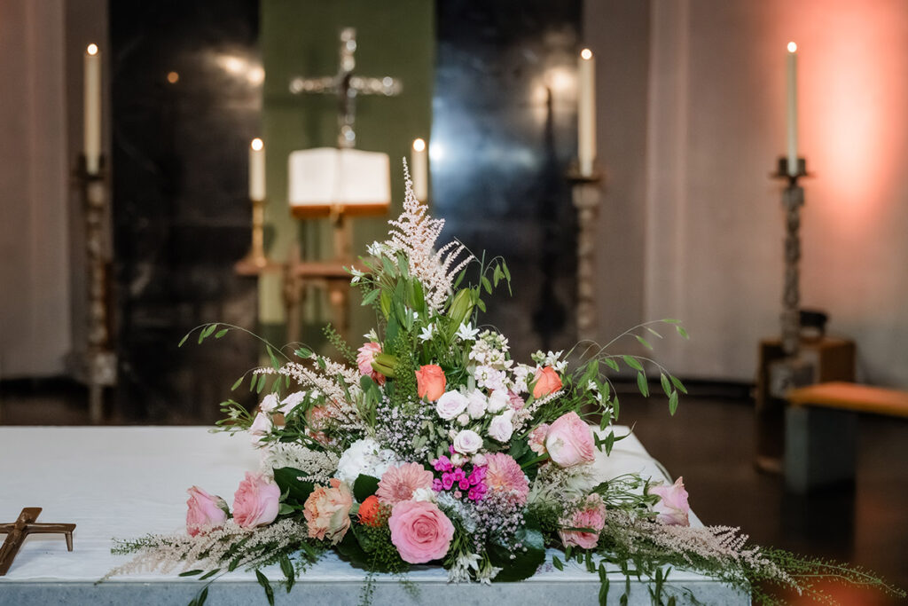 Detailaufnahme eines Blumenstrauß und einer rosa Rose in der St. Elisabeth Kirche Herdecke