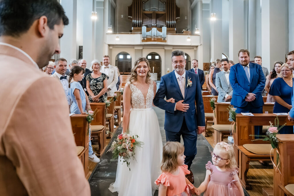 Emotionale kirchliche Trauung von Christina und Joey in der St. Elisabeth Kirche Herdecke, festgehalten vom Hochzeitsfotografen Andreas Zabel