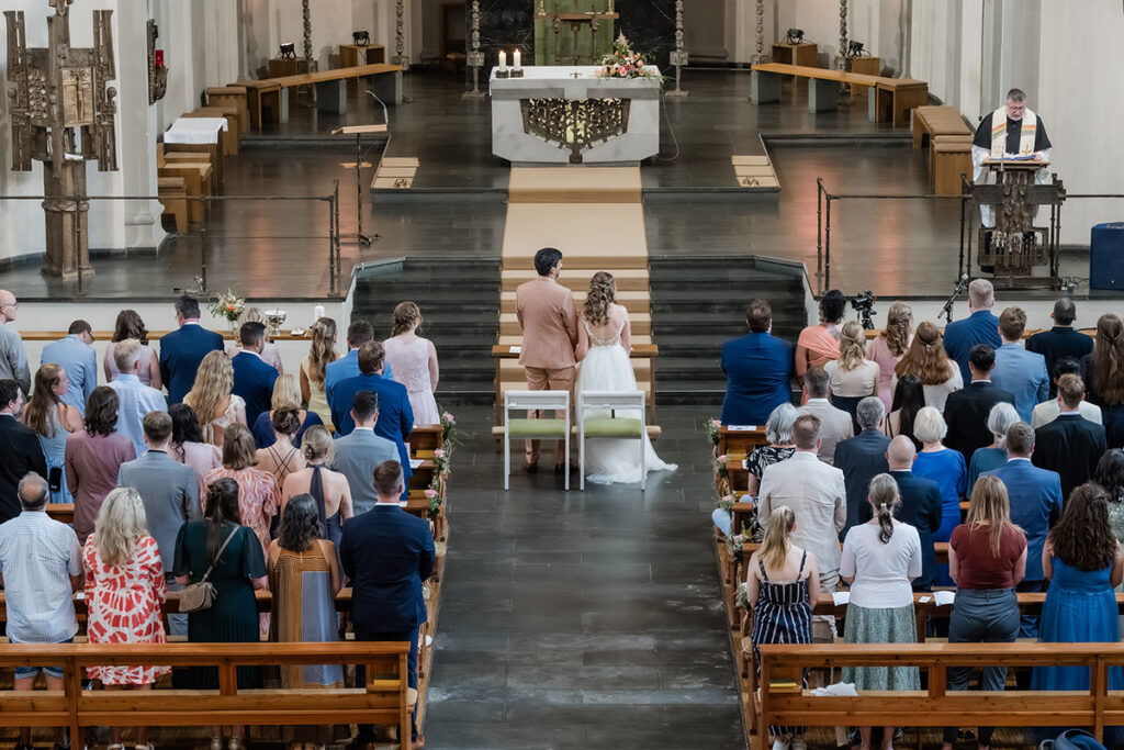 Emotionale kirchliche Trauung von Christina und Joey in der St. Elisabeth Kirche Herdecke, festgehalten vom Hochzeitsfotografen Andreas Zabel