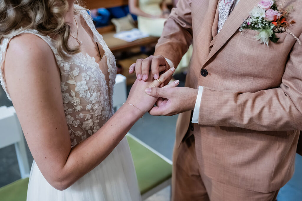 Emotionale kirchliche Trauung von Christina und Joey in der St. Elisabeth Kirche Herdecke, festgehalten vom Hochzeitsfotografen Andreas Zabel