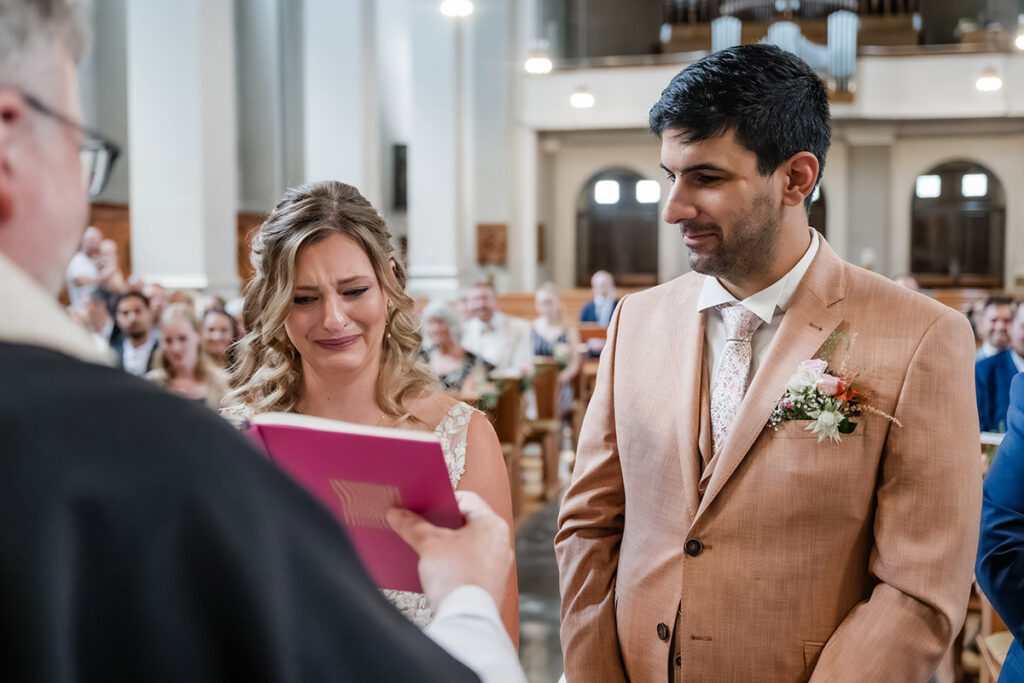 Emotionale kirchliche Trauung von Christina und Joey in der St. Elisabeth Kirche Herdecke, festgehalten vom Hochzeitsfotografen Andreas Zabel