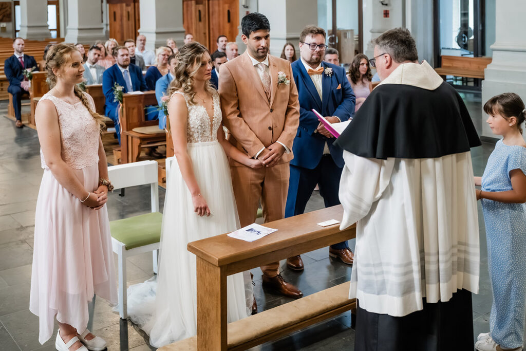 Emotionale kirchliche Trauung von Christina und Joey in der St. Elisabeth Kirche Herdecke, festgehalten vom Hochzeitsfotografen Andreas Zabel