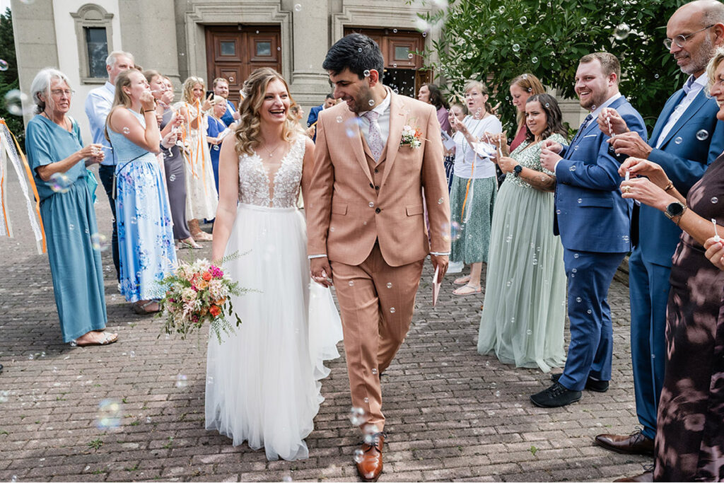 Emotionale kirchliche Trauung von Christina und Joey in der St. Elisabeth Kirche Herdecke, festgehalten vom Hochzeitsfotografen Andreas Zabel