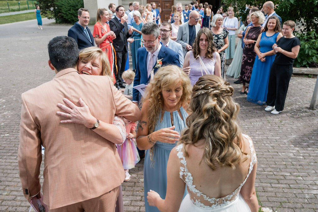 Gratulation nach der kirchlichen Trauung