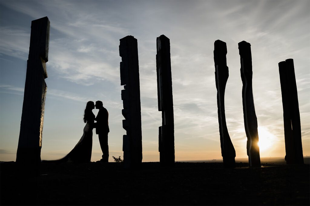 Künstlerische Silhouette des Brautpaares an der Bramme für das Ruhrgebiet in Essen bei Sonnenuntergang