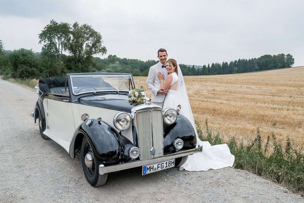 Hochzeitsfotograf Essen fotografiert ein Brautpaar mit Oldtimer