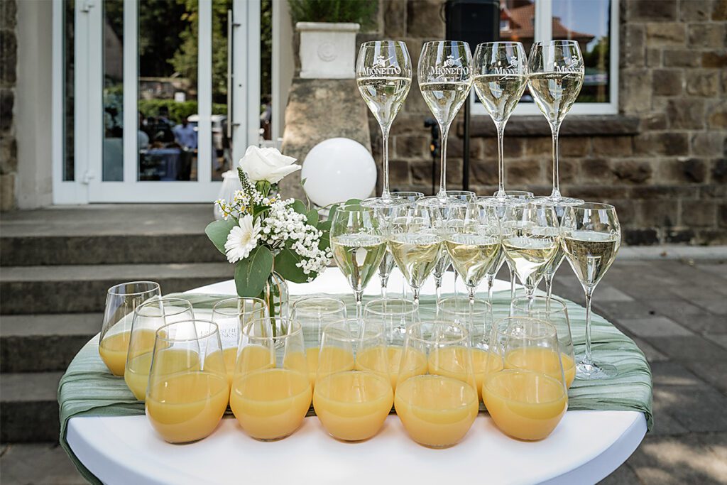 Elegante Champagnerpyramide auf dem Stehtisch beim Sektempfang einer Hochzeit in Essen